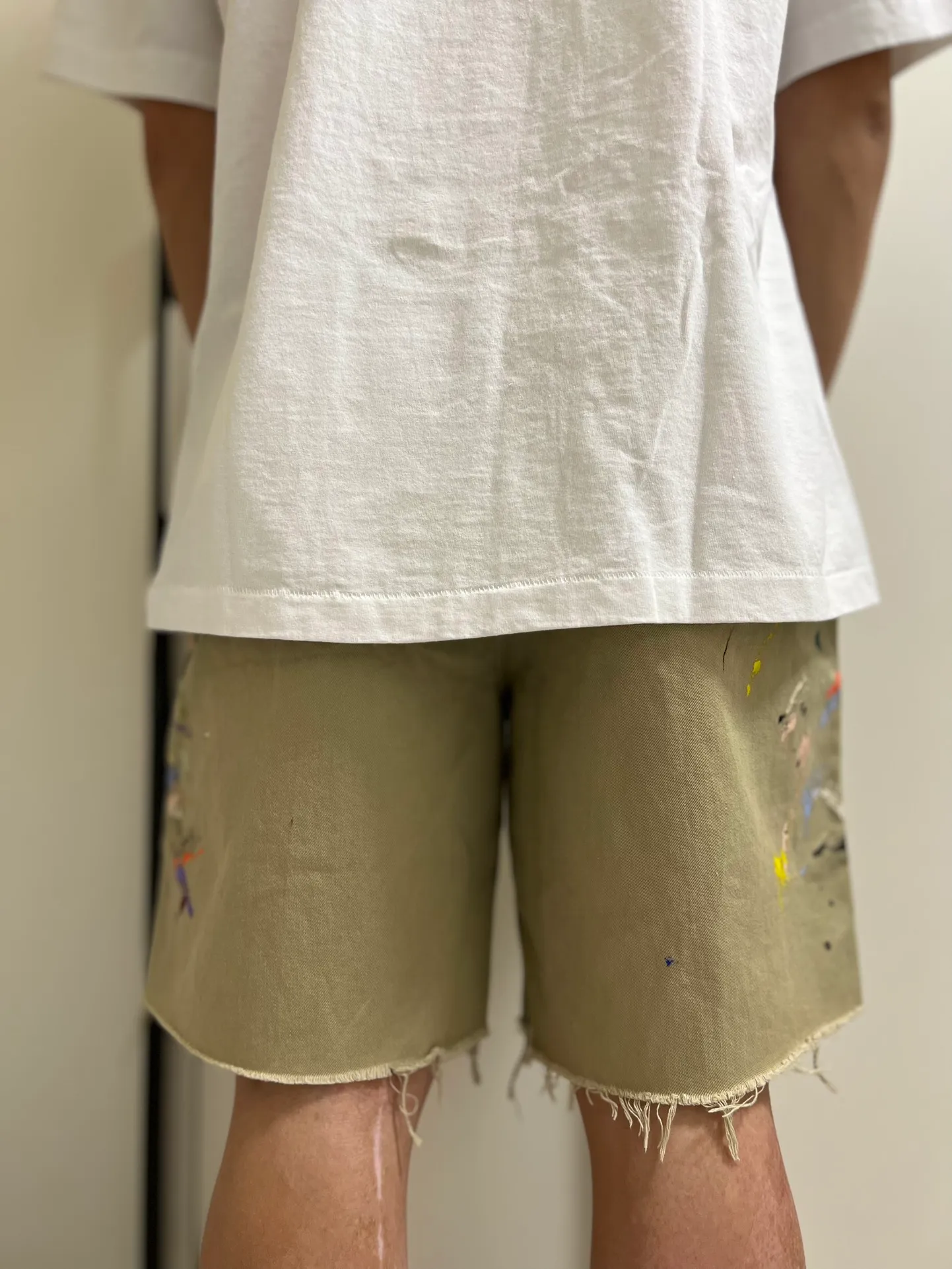 GALLERY DEPT. RICKY SHORT/KHAKI Splash-ink knife-cut khaki work shorts, khaki color 30-32-34-36 code, re-adjusted version, re-washed to make old VINTAGE, hand-made acrylic splash-ink graffiti, genuine cowhide steel stamped LOGO leather tag, original version with LOGO buttons